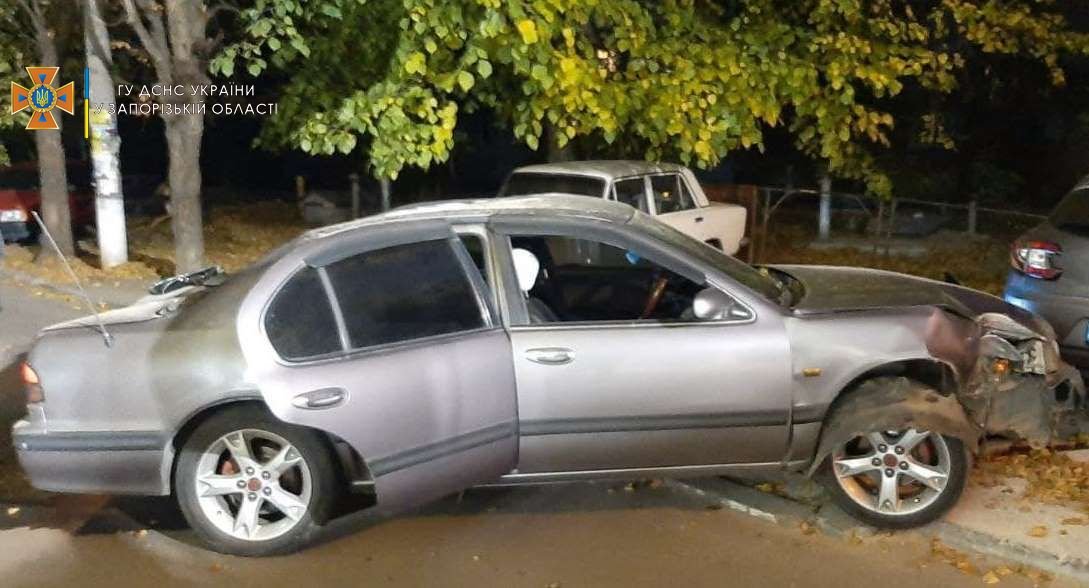 В Запорожье автомобиль врезался в подъезд дома: есть пострадавшие