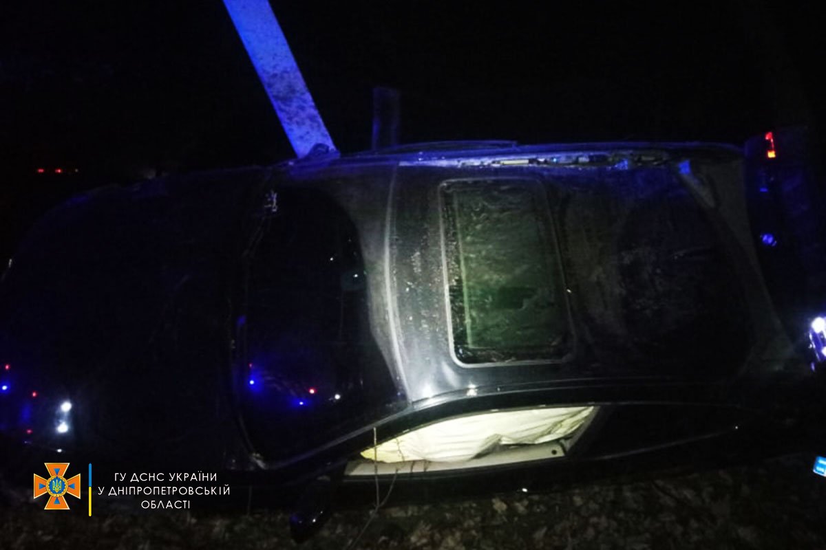 На Днепропетровщине автомобиль влетел в столб: погибла девушка
