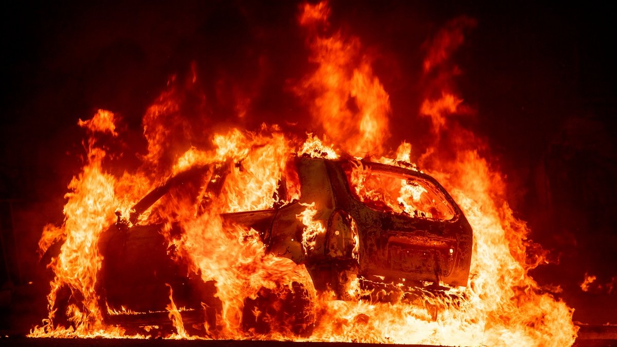 В Днепре горел автомобиль