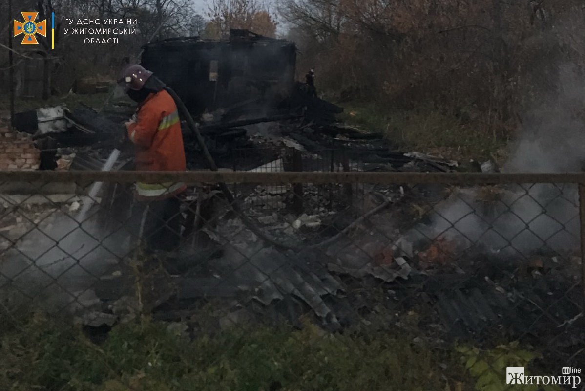 В Житомирской области сгорел дом: на кровати нашли тело женщины