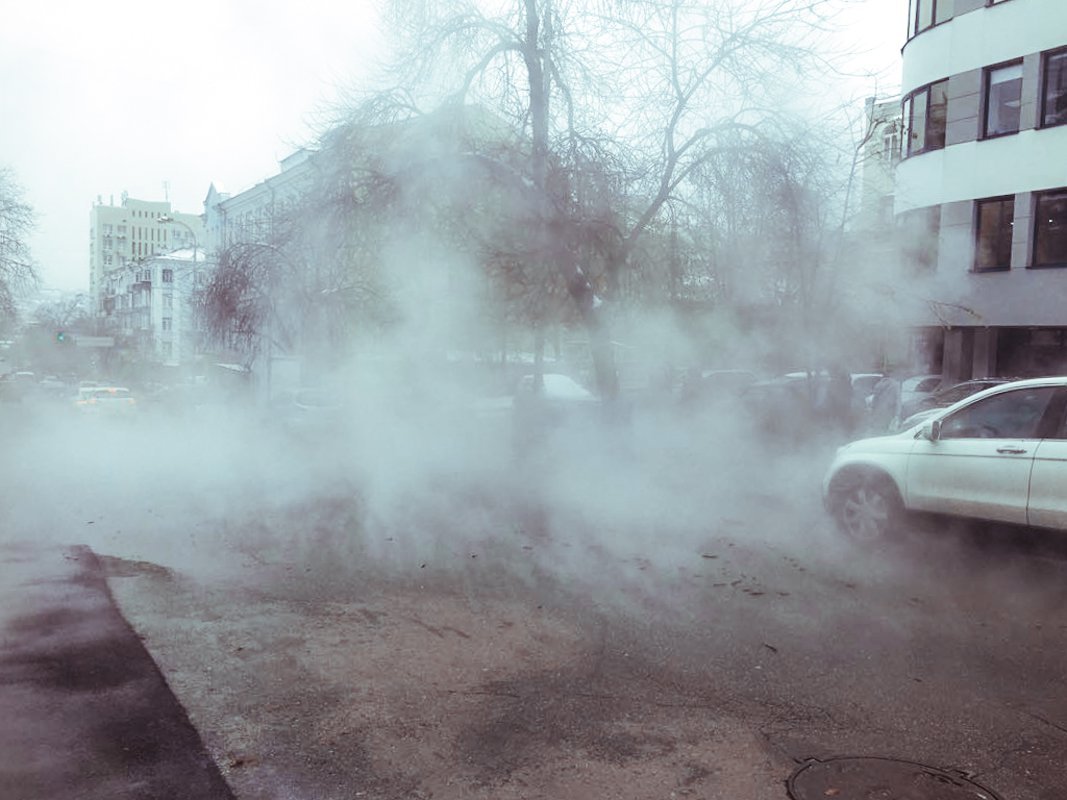 Прорыв теплотрассы в Киеве: кипяток течет по дороге. ВИДЕО