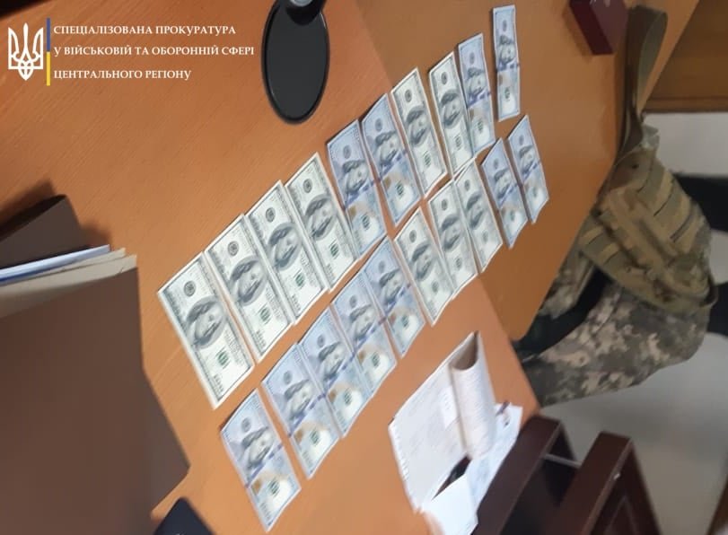 Киевского военкома задержали на взятке $4 тысячи за непризыв на срочную службу