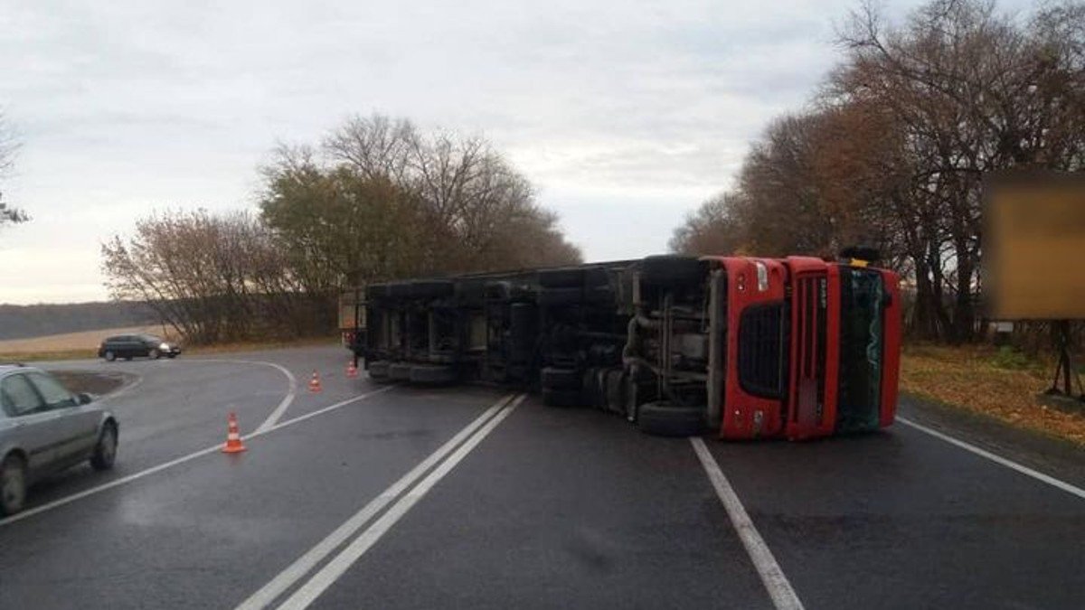 ДТП на трассе Тернополь – Львов: перевернулся грузовик