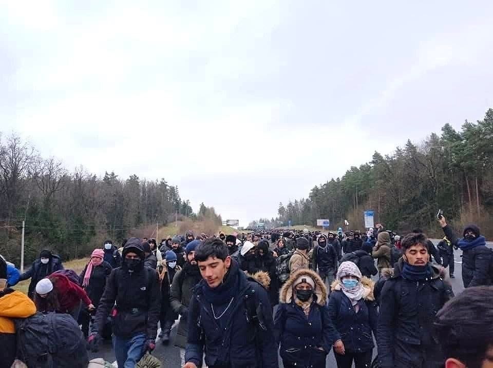 Сотни мигрантов идут пешком к границе, чтобы попасть в Польшу из Беларуси. ВИДЕО