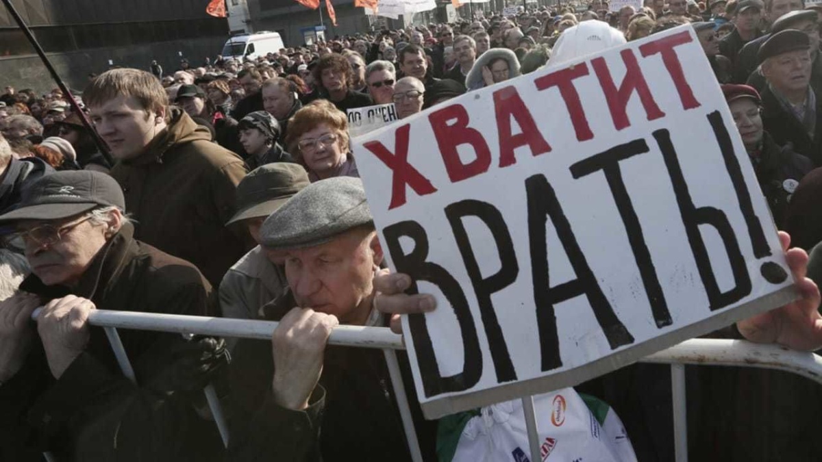 Росіяни за кордоном намагаються донести новини про Україну рідним на батьківщині, - Reuters