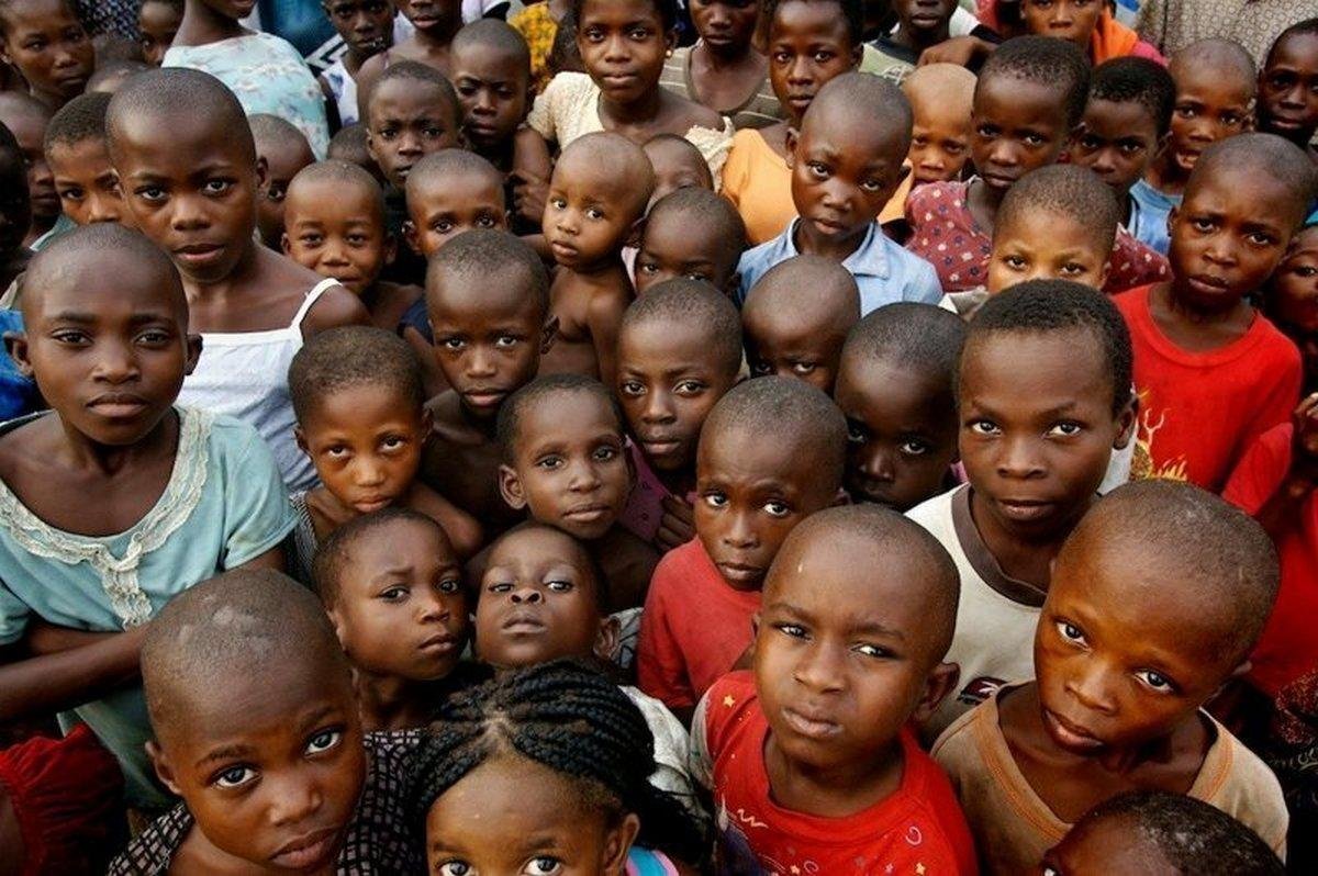Страна чернокожих. Много негров. Толпа чернокожих детей. Афроамериканцы в Африке.