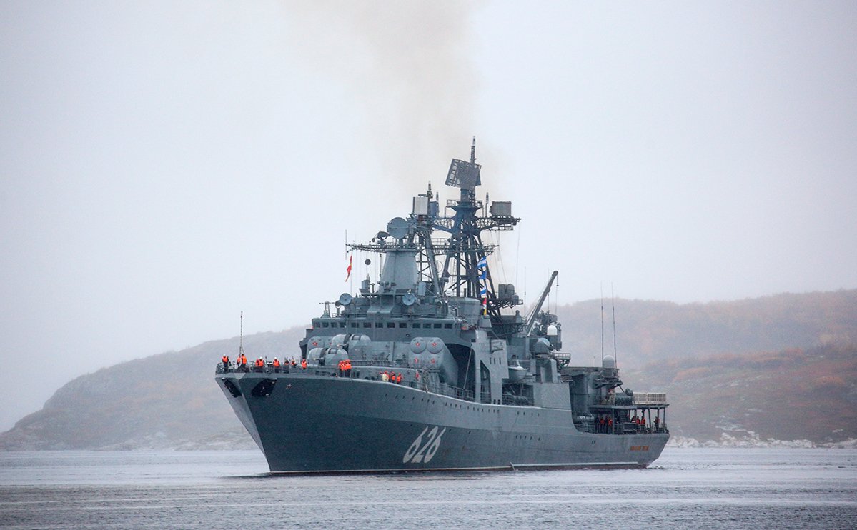 Війна в Україні: російський корабель-винищувач кидає виклик американському авіаносцю в Іонічному морі