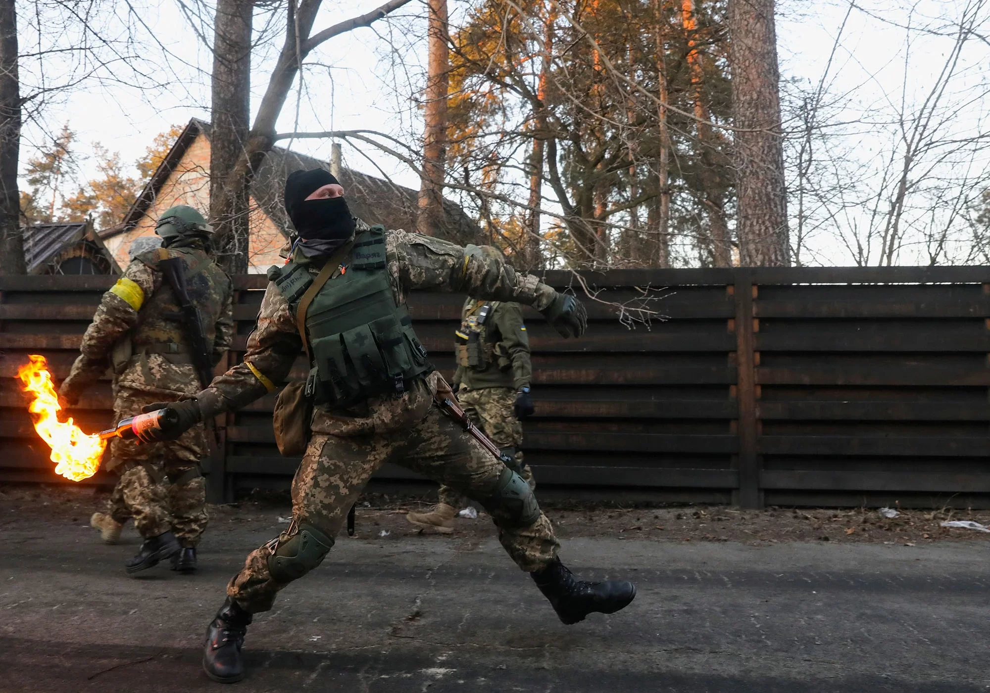 росія підсилила свої угруповання на сході та півдні України, - CNN