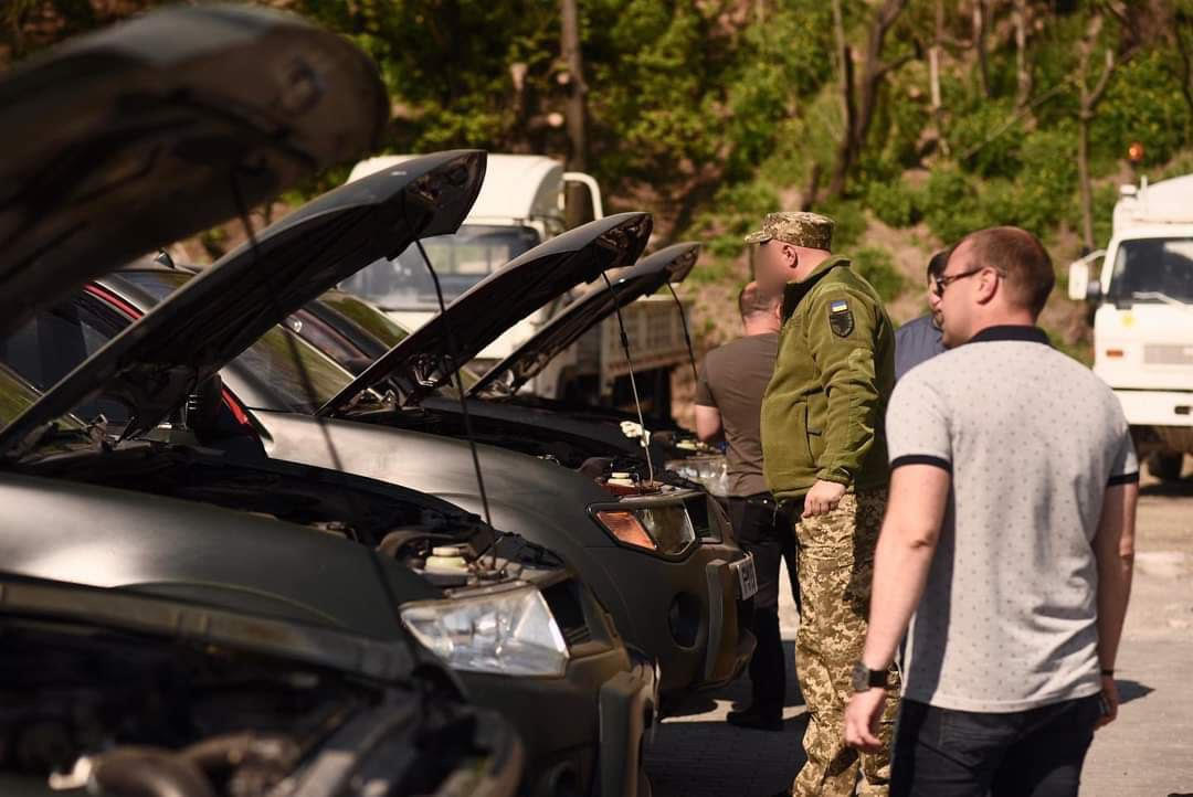 Іще чотири автівки, придбані «TAPS-Україна», передали військовим