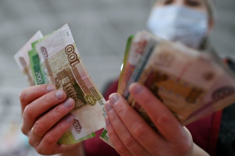 рубль продовжує падіння два дні поспіль після багаторічних максимумів, - Reuters