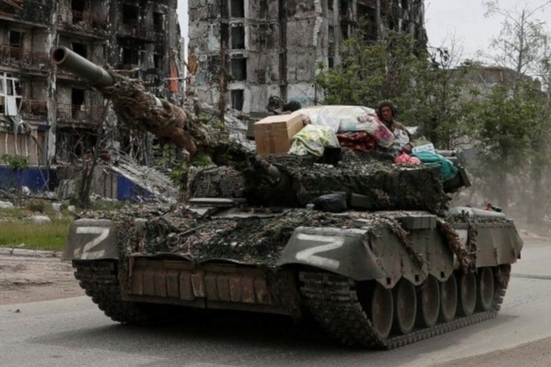 Це мій бойлер! Українка помітила на фото російського танка речі з свого будинку, - BBC