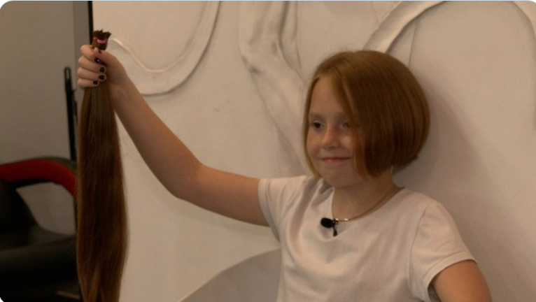 Українська дівчинка продала своє волосся для підтримки ЗСУ