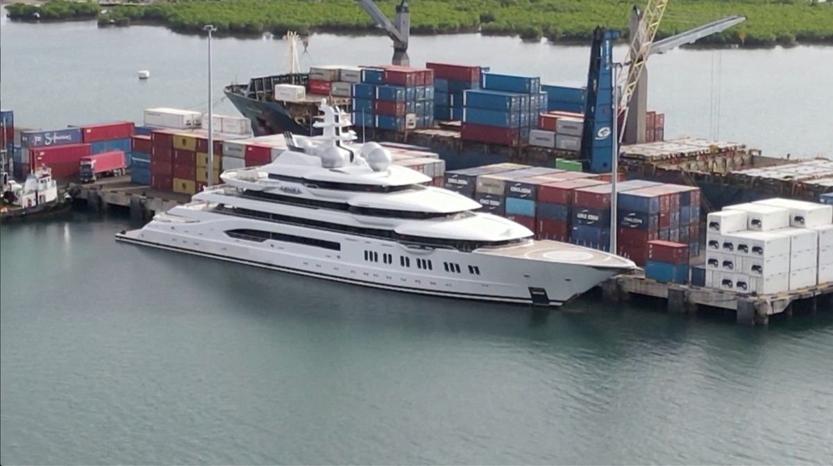 Супер'яхту російського олігарха виганяють з безпечної гавані на Фіджі до США за рішенням суду, - Reuters