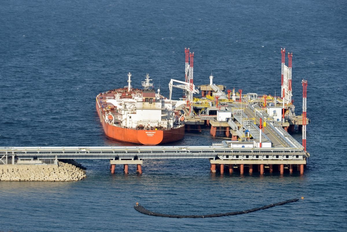 рф збільшує експорт нафти на схід, щоб компенсувати заборону ЄС, - Reuters