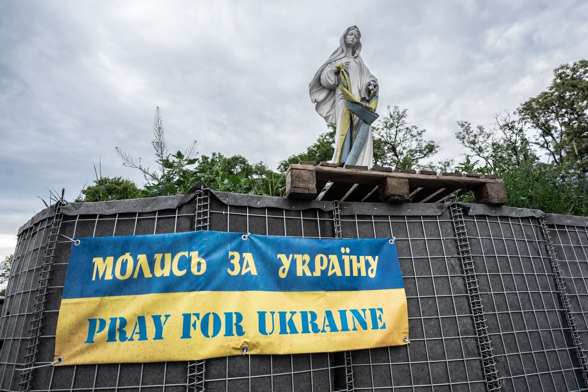Коли справа доходить до реальних бойових дій, Україна досі стоїть одна в крові та багнюці - Bloomberg