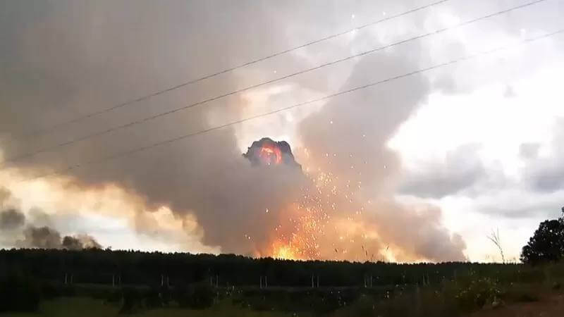 У Кришталевому на Луганщині вибухнув воєнний склад росіян. (Відео)