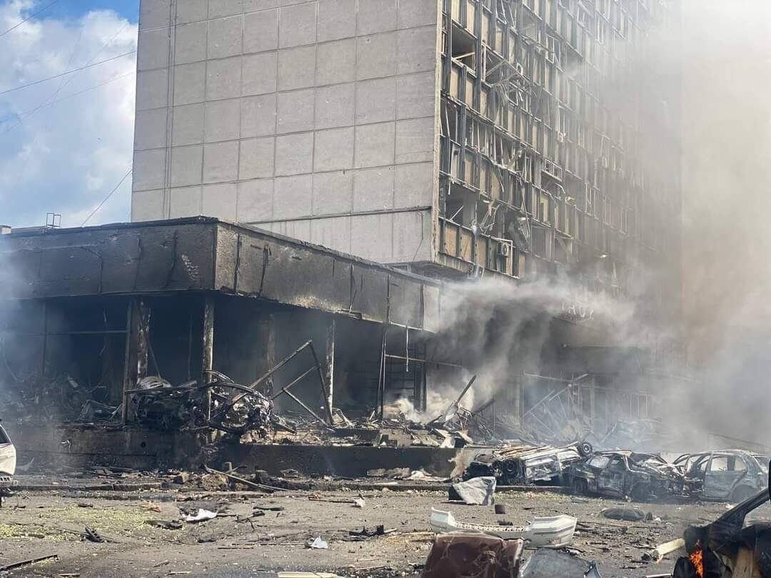 Росія завдала ракетного удару по цивільній будівлі у центрі Вінниці: є загиблі