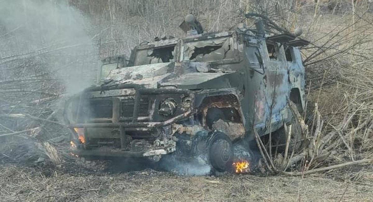 Українські артилеристи влучними пострілами знищують ворожу техніку (відео)