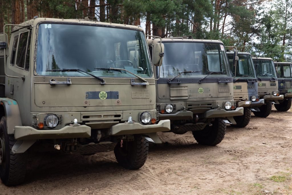 Волонтери закупили для українських військових британські вантажівки