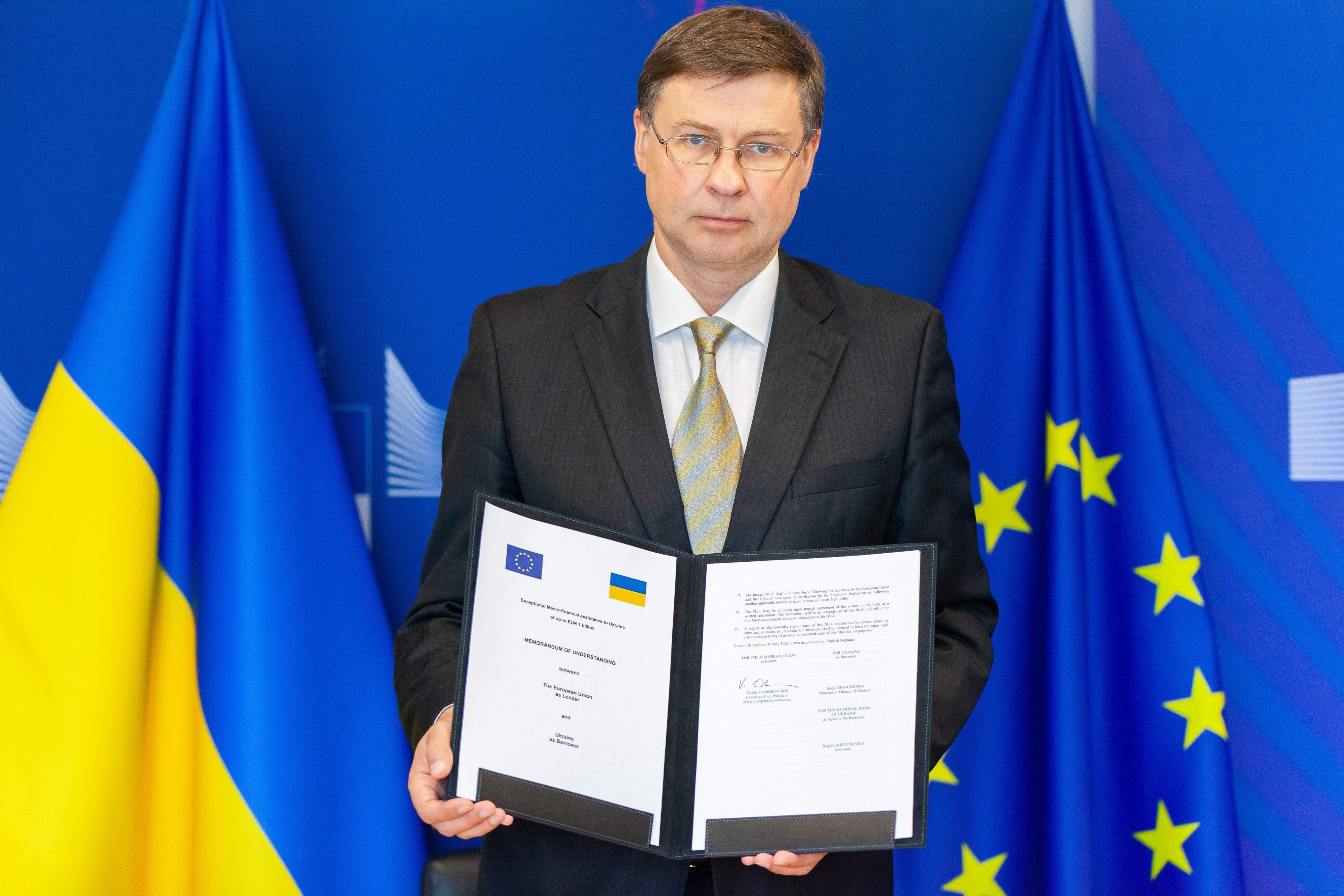 ЄС і Україна підписали меморандум про перший транш макрофінансової допомоги на 1 млрд євро