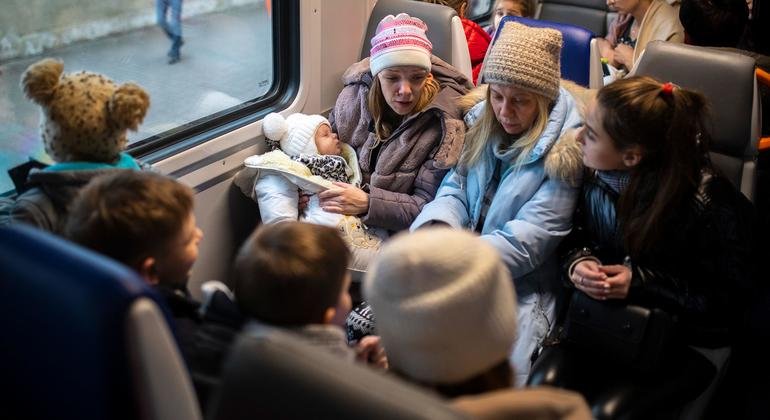 Польща витратила 1% ВВП для підтримки українських біженців – Bloomberg