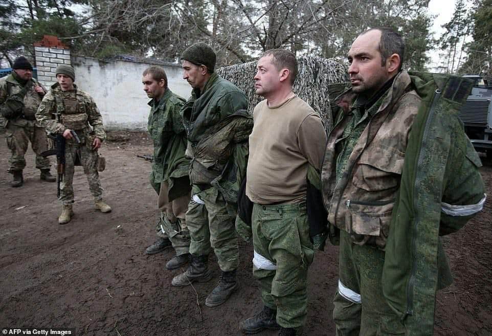 На Херсонщині російські окупанти намагаються уникати бою переодягаючись у цивільний одяг