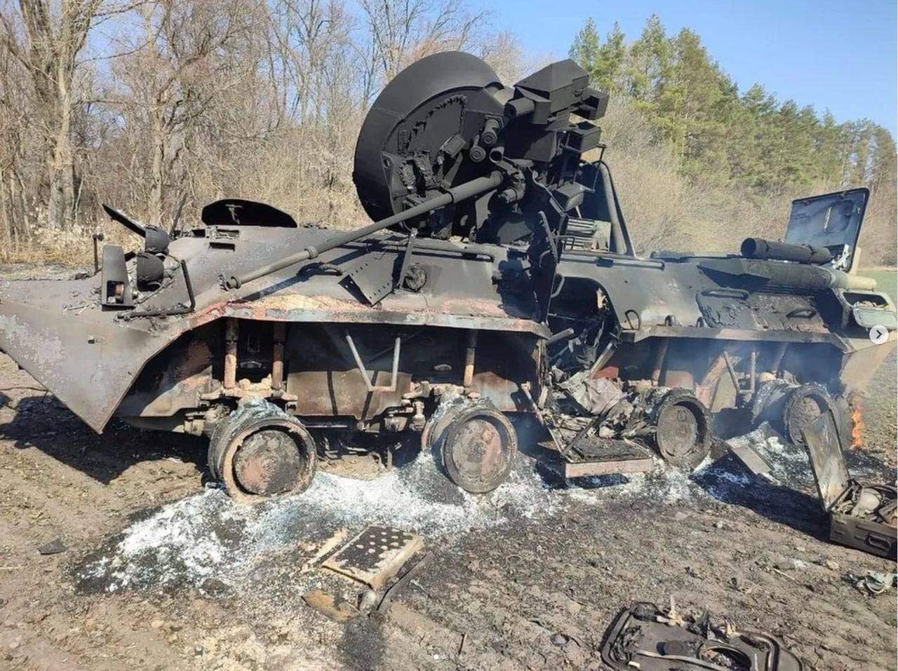 Воїни ЗСУ спалили російський БТР-80. ВІДЕО