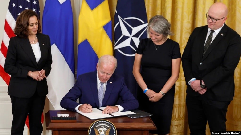 Президент США Джо Байден підписав ратифіковані протоколи про приєднання Фінляндії та Швеції до НАТО