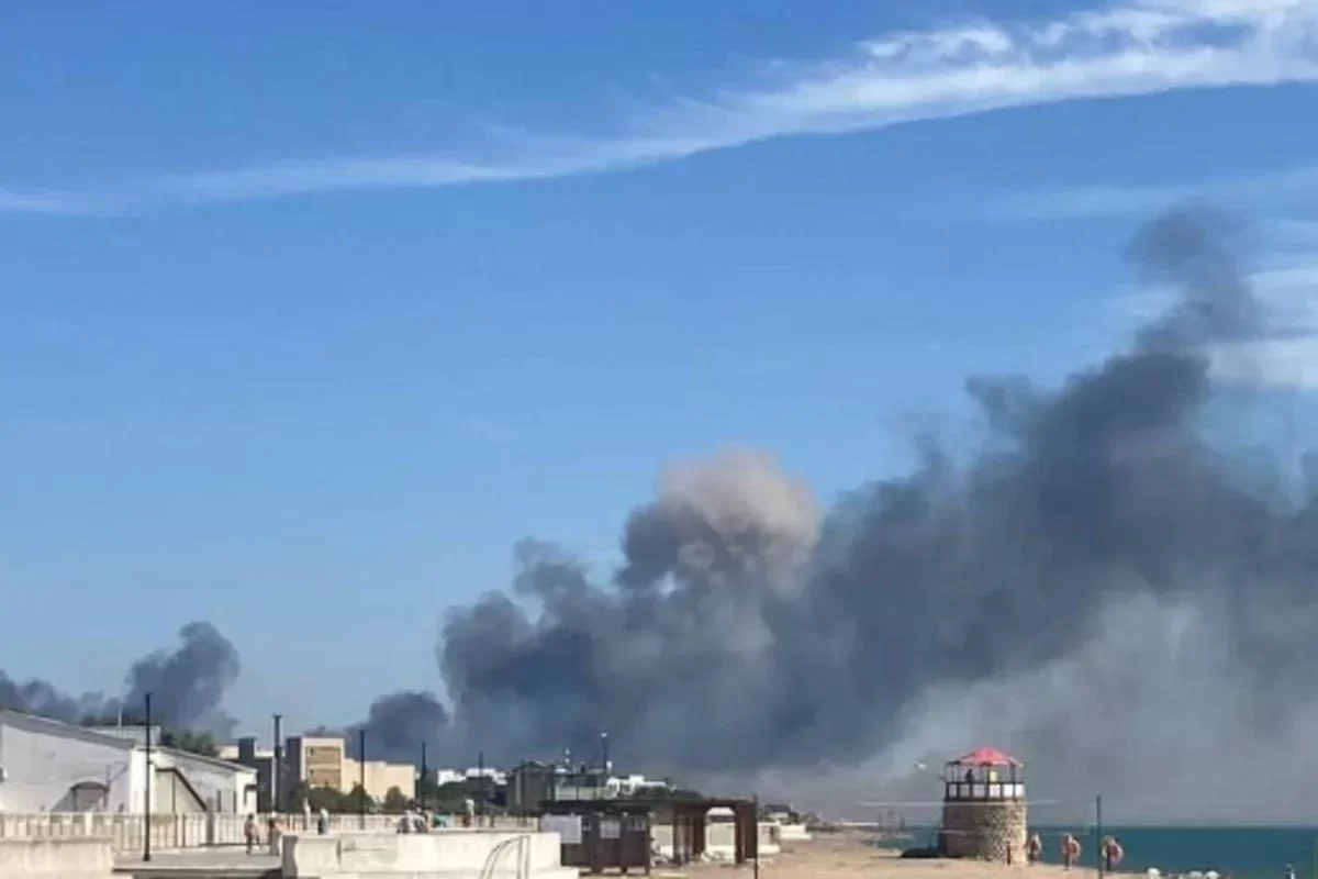 З'явилось повне відео вибуху на військовому аеродромі в Криму. ВІДЕО