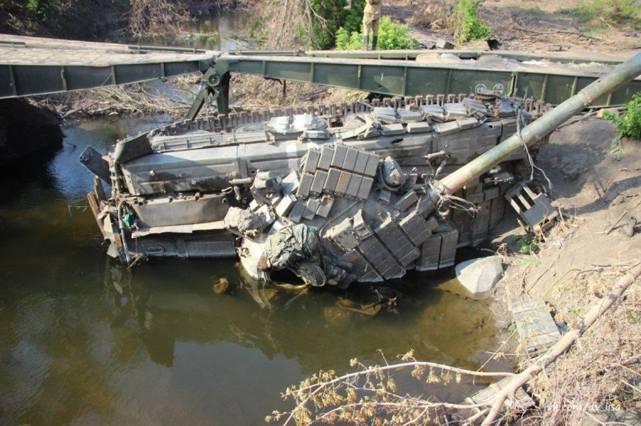 Росіяни під час бою втопили танк в озері. ВІДЕО