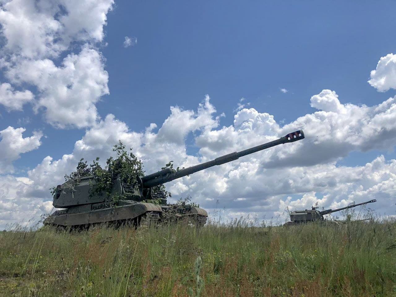 Українські артилеристи влучним пострілом знищили російський танк. ВІДЕО