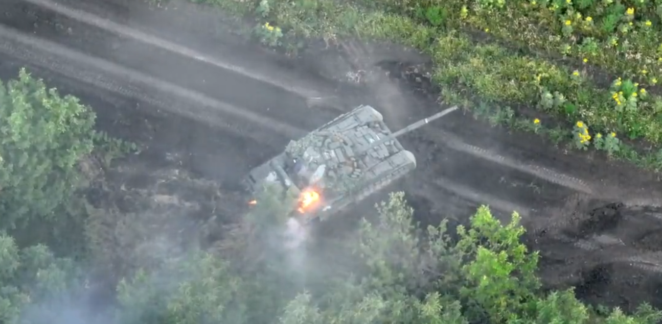 Бійці 93-ої бригади влучним пострілом спалили і знищили танк окупантів (ВІДЕО)