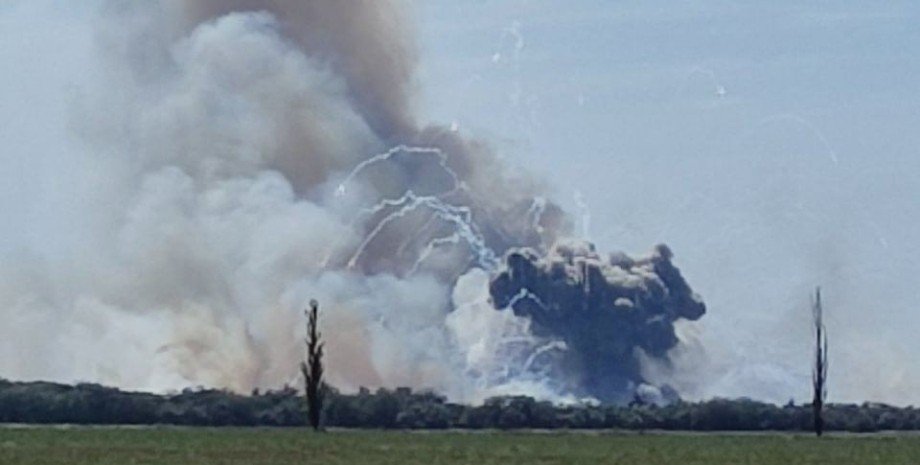 Вибухи на авіабазі в Криму, ймовірно, сталися через «порушення пожежної безпеки» – Резніков