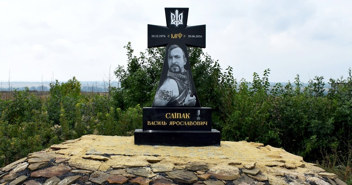 Українські військові відновили меморіал Василю Сліпаку на Донеччині