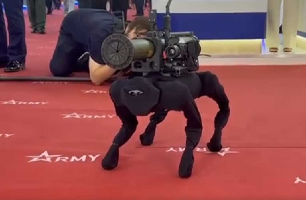В рф на виставці «Армія 2022» показали робота-собаку, який продається на сайті китайських товарів (ВІДЕО)