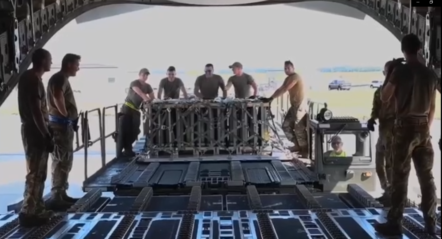 Пентагон показав завантаження боєприпасів у літак для України (ВІДЕО)