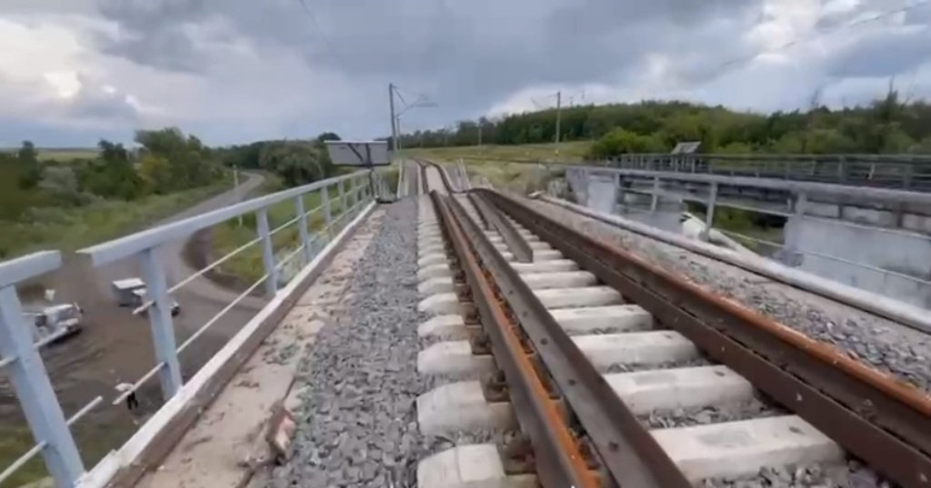 З’явилися кадри пошкодженого залізничного мосту біля Мелітополя