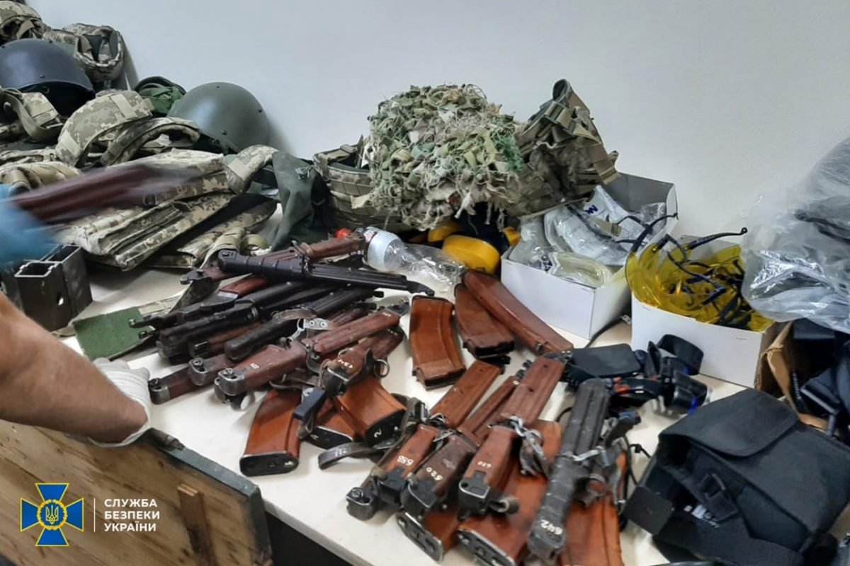 У Києві викрито групу осіб, яка незаконно зберігала зброю