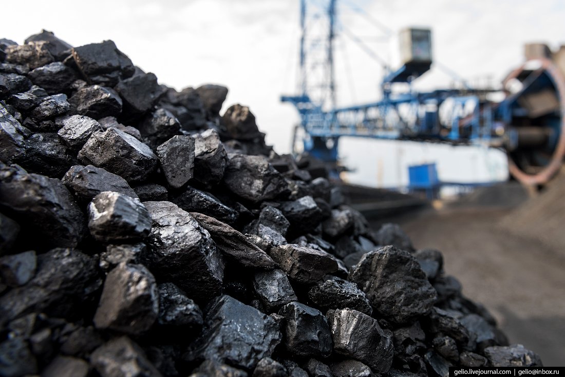 Російський морський експорт вугілля фактично зупинився через санкції ЄС – Bloomberg