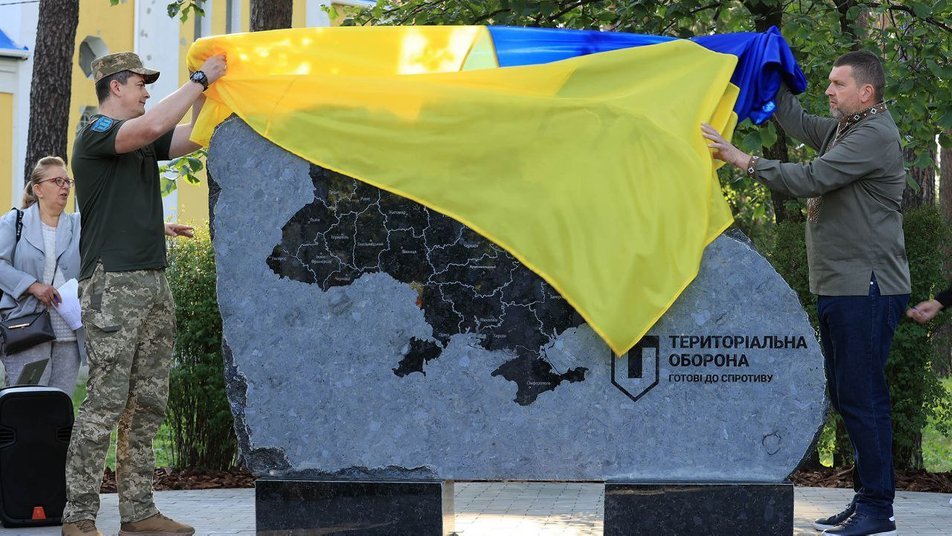 В Ірпені встановили перший в Україні пам’ятний знак Силам тероборони ЗСУ