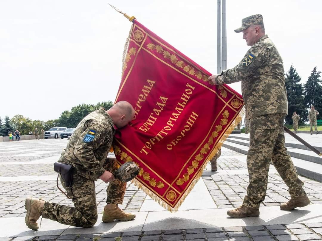 Валерій Залужний вручив бойовий прапор 112 бригаді Територіальної оборони