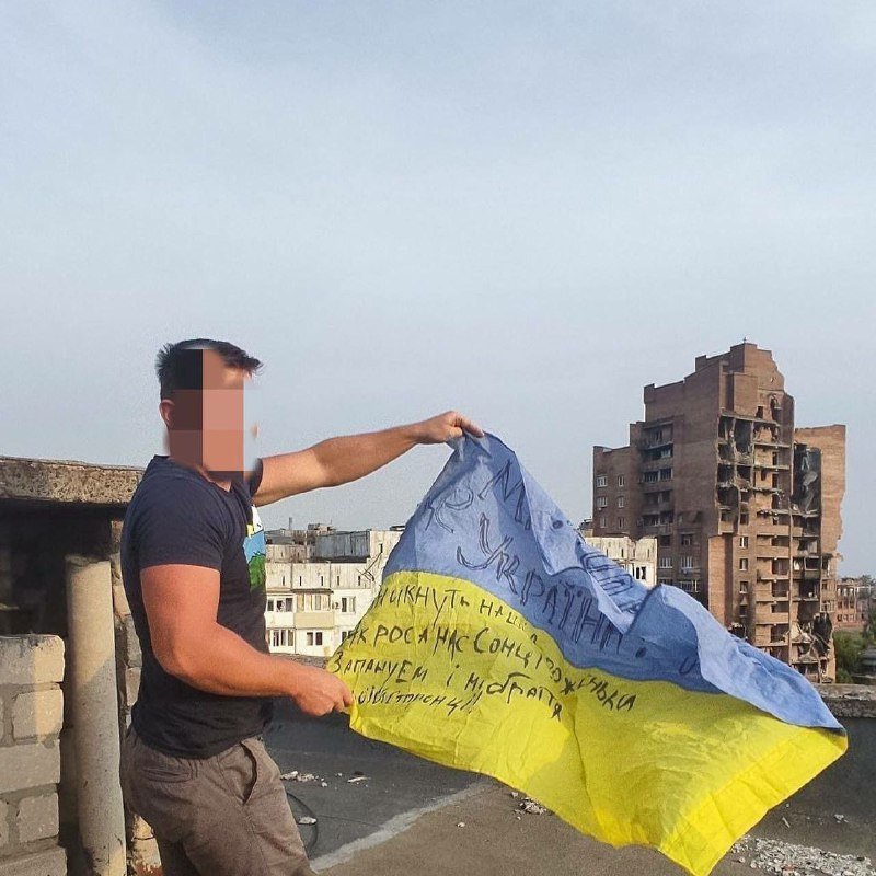 В Маріуполі підняли прапор України