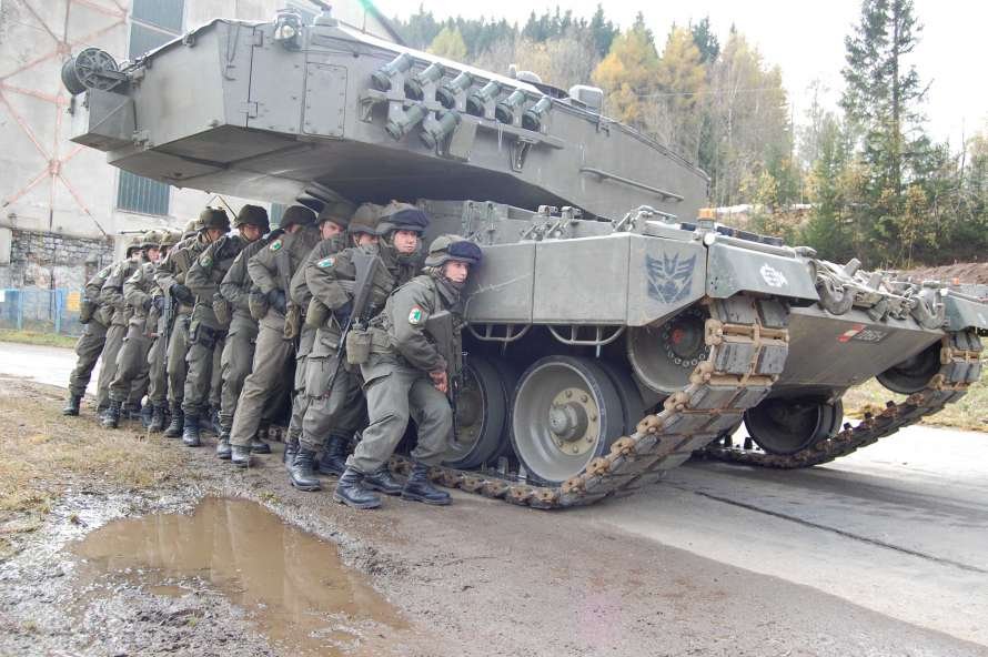 Кулеба у Швеції закликав надати Україні боєприпаси та важку артилерію