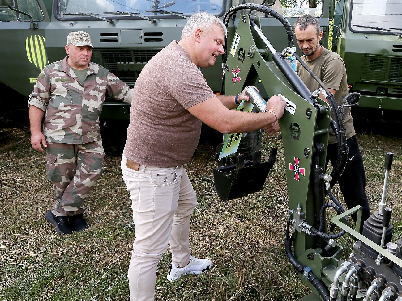 Футбольний клуб "Рух" передав українським воїнам 6 вантажівок