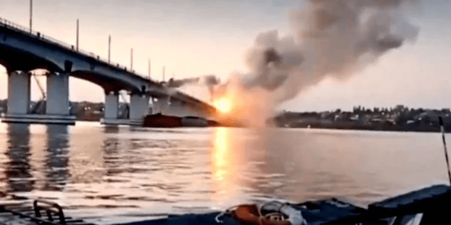 У мережі з'явились унікальні кадри удару по Антонівському мосту (ВІДЕО)