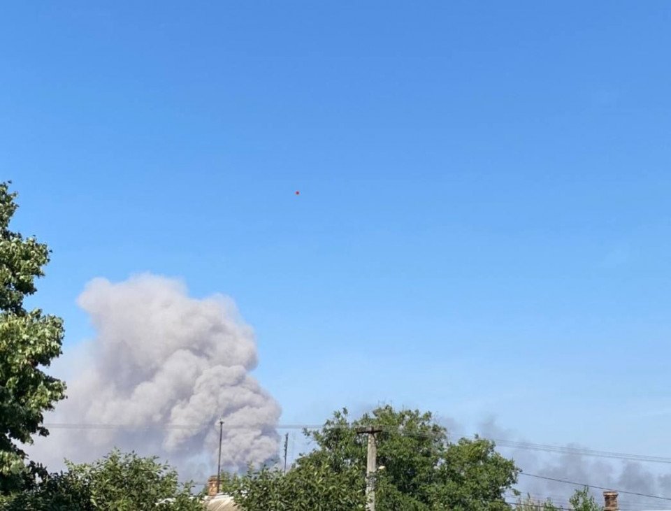 РФ несе втрати у Херсоні: чутні вибухи і палають склади