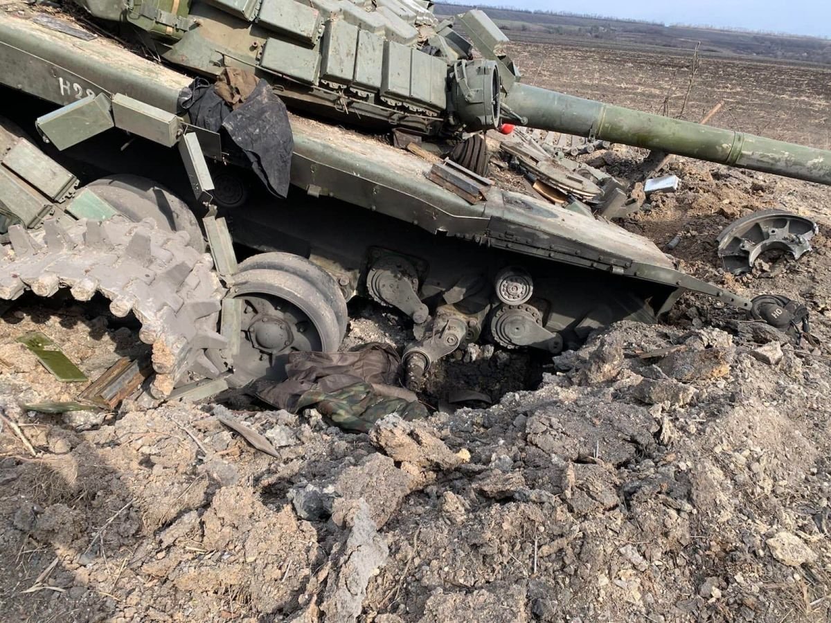 На трасі Волохів Яр — Ізюм знищено російський танк. ВІДЕО