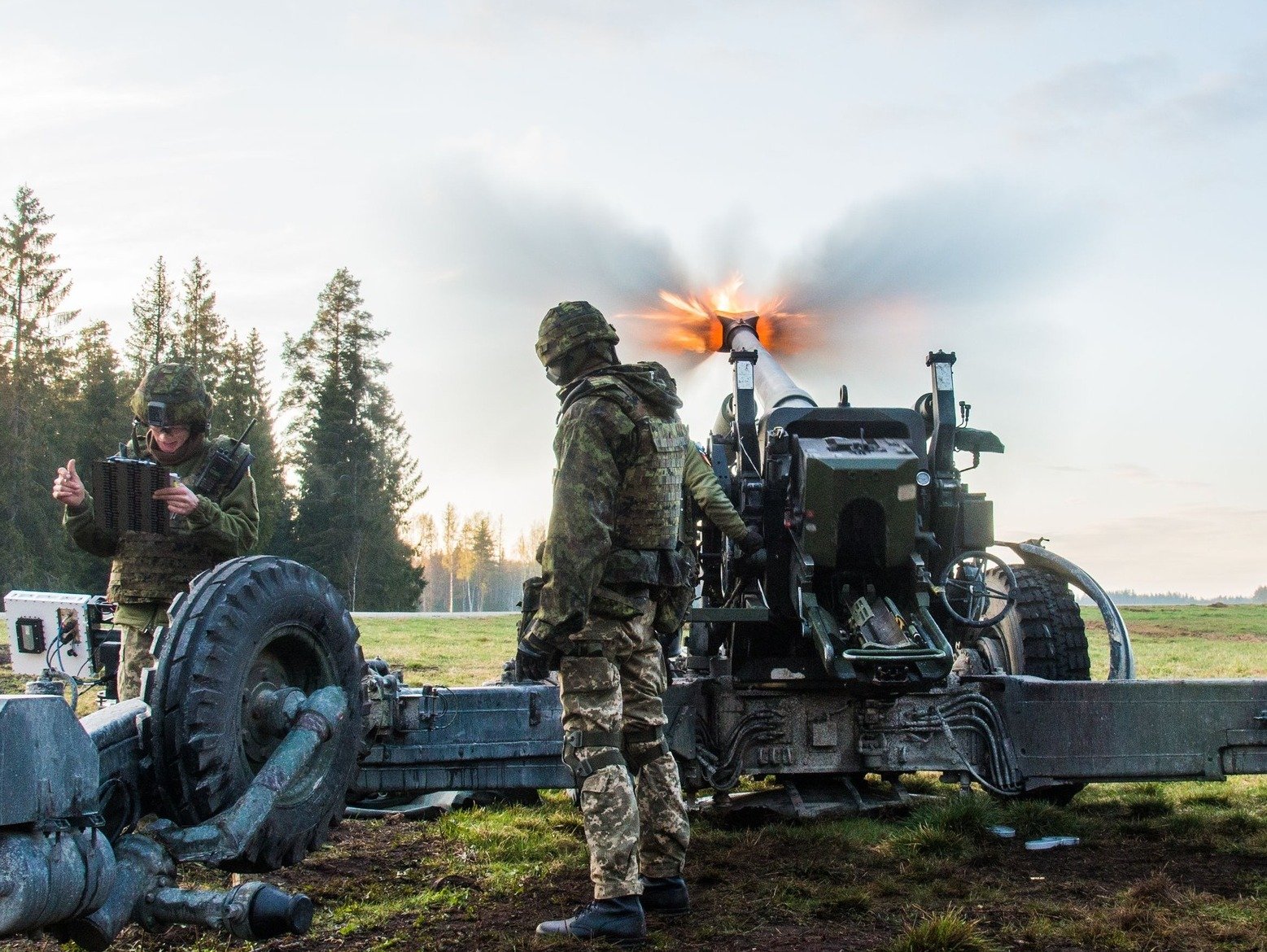 Бійці ЗСУ проходять навчання в Естонії на причіпних гаубицях FH70