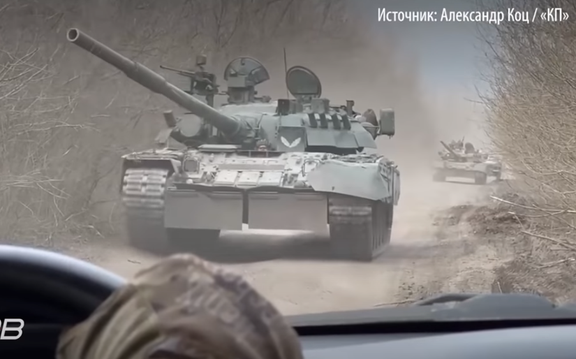 Трофейний танк Т-80У тягне трофейну гаубицю МСТА-Б. ВIДЕО