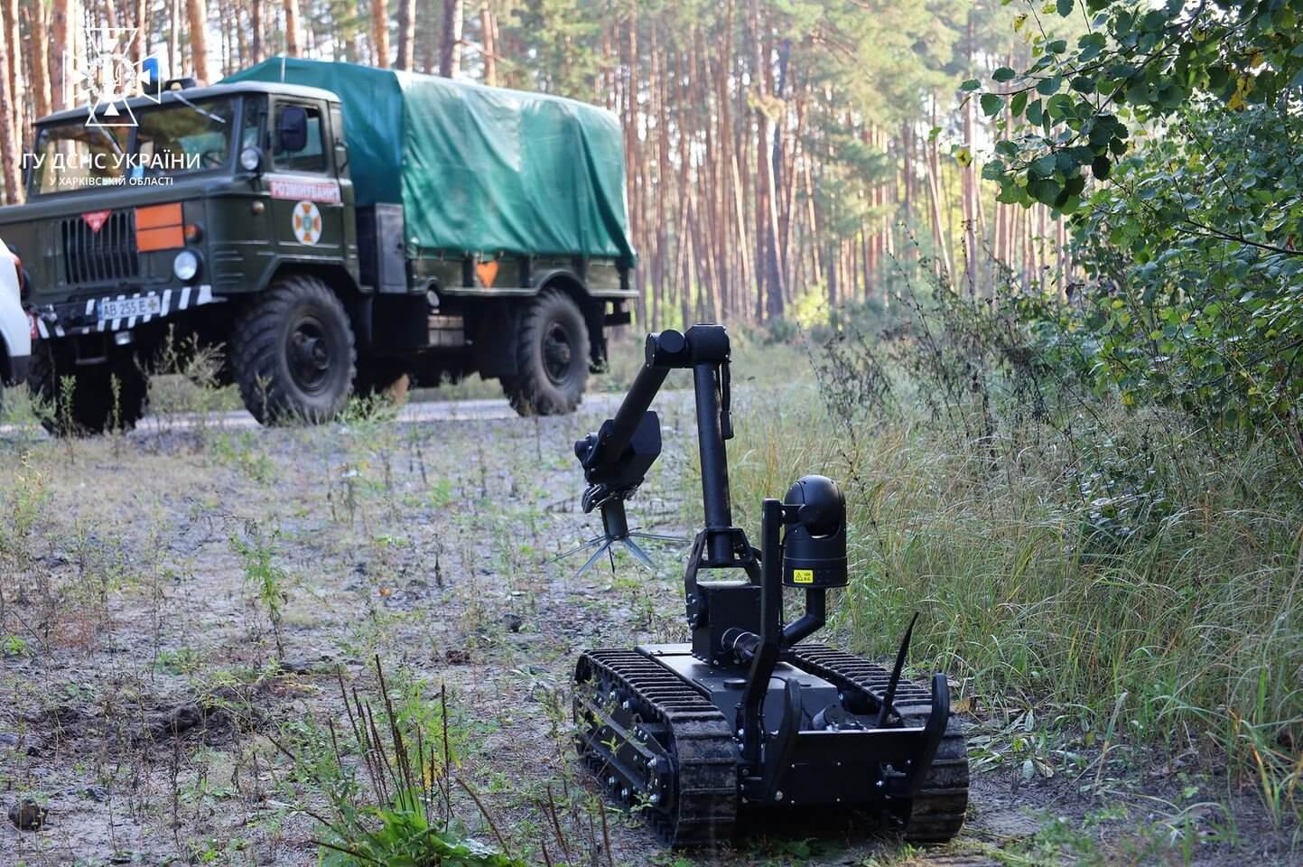 У ДСНС показали, як сапери застосовують роботів для розмінування Харківщини. ВІДЕО